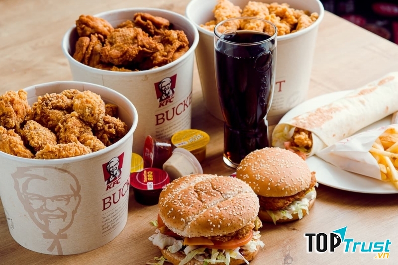 Menu của KFC khá đa dạng các hình thức gà rán khác nhau, trong đó gà rán truyền thống vẫn chiếm một ưu thế nổi trội, giúp KFC đánh bại nhiều đối thủ