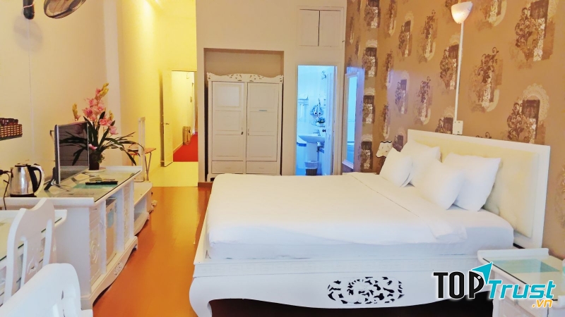   Mỗi phòng tại A25 Mạc Thị Bưởi đều được lắp đặt đầy đủ thiết bị như  tivi điều hòa, tủ lạnh, máy sấy tóc, quạt sưởi, cầu là,...