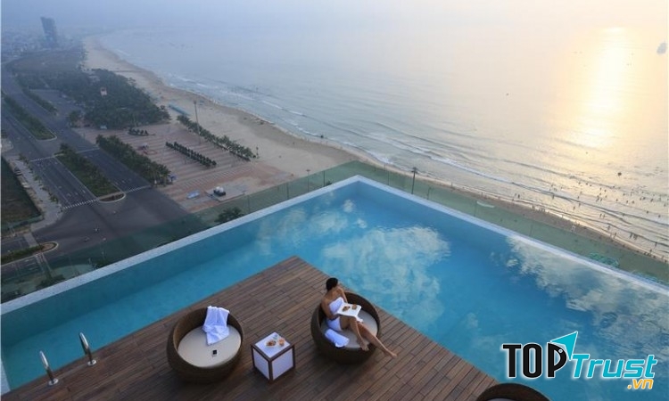 Đặc biệt hồ bơi trên tầng thượng khách sạn hoàn toàn có thể cho du khách một trải nghiệm mới lạ và khác biệt