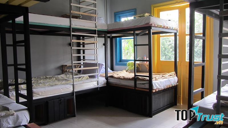 Phòng tập thể mỗi người một phòng, với giường xếp tầng