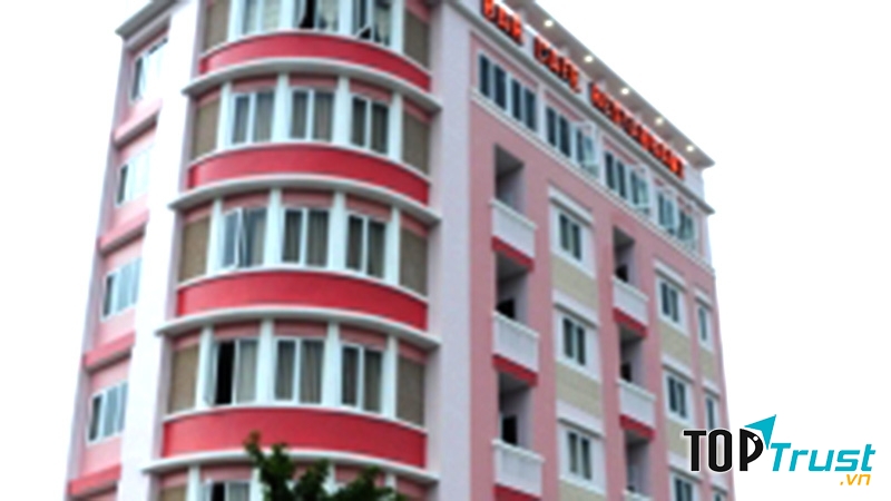 Khách sạn nhìn từ ngoài