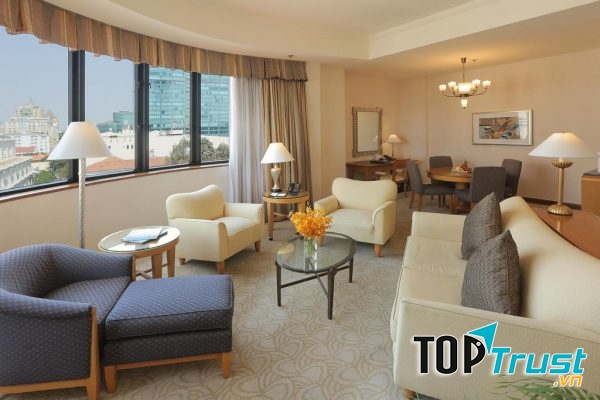 Bên trong khách sạn