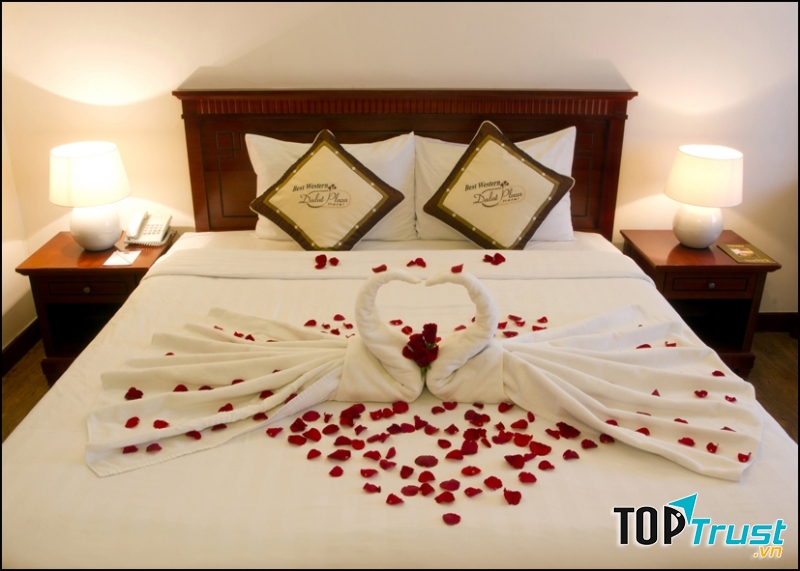 Khách Sạn Dalat Plaza bao gồm 91 phòng ngủ được thiết kế theo lối kiến trúc Pháp tinh tế, sang trọng