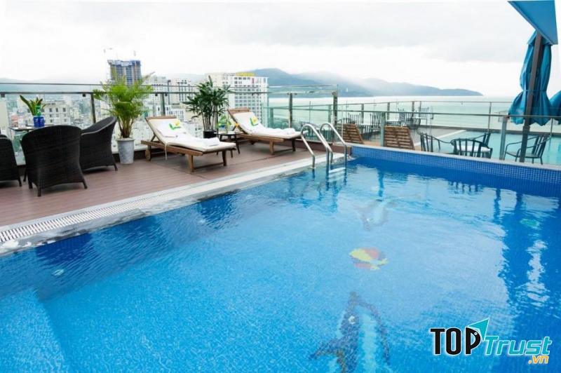 Hồ bơi khách sạn Dana Marina Đà Nẵng