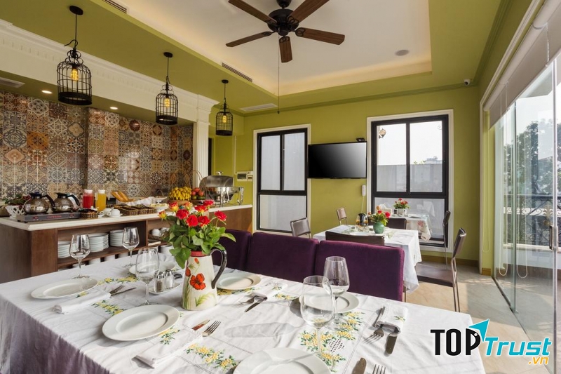 Khách Sạn Democracy