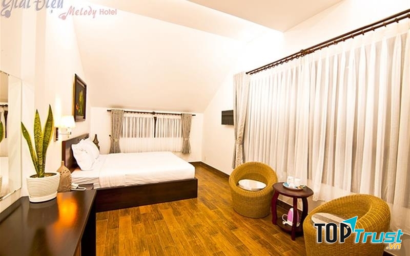 Tất cả nội thất trong phòng điều sử dụng gỗ và được trang bị đầy đủ những tiện nghi sang trọng