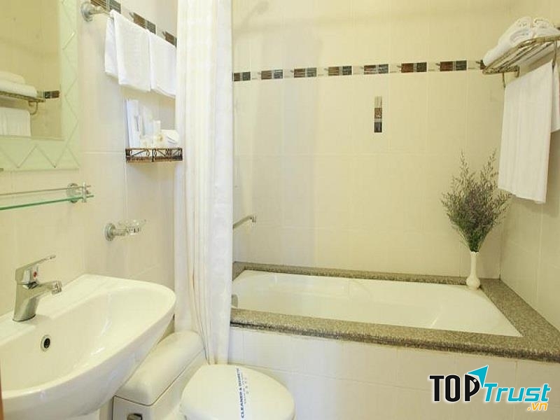 Các phòng tắm riêng được trang bị bồn tắm hoặc vòi sen cũng như đồ vệ sinh cá nhân miễn phí.