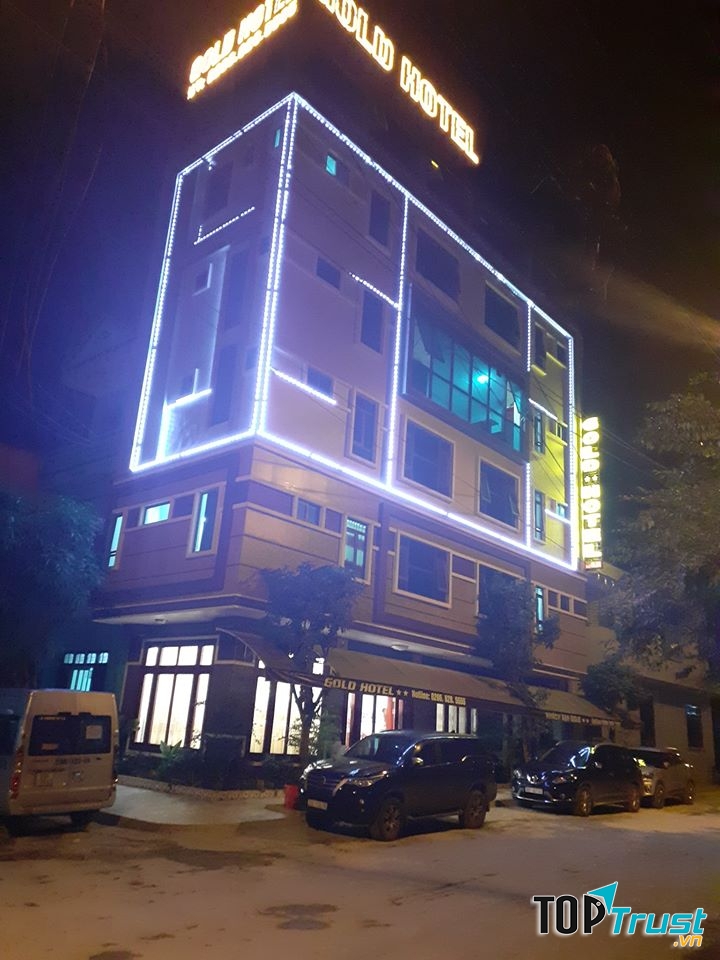 Gold Night Hotel cung cấp các phòng máy lạnh với Wi-Fi miễn phí và tầm nhìn ra quang cảnh thành phố