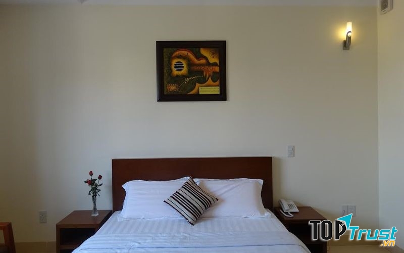 Khách sạn Hoa Vinh trang bị thêm rất nhiều thiết bị giúp kì nghỉ của bạn thêm tiện lợi, sự chọn lọc khắt khe những thiết bị, dịch vụ như phòng 24 giờ, miễn phí wifi các phòng, quầy lễ tân 24/24 giờ, giữ hành lý,…