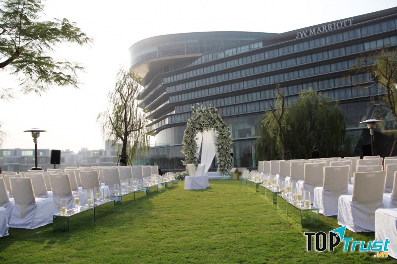 tiệc cưới ngoài trời khách sạn JW Marriott