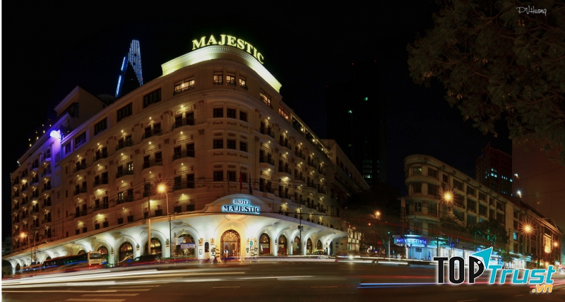 Khách sạn Majestic về đêm