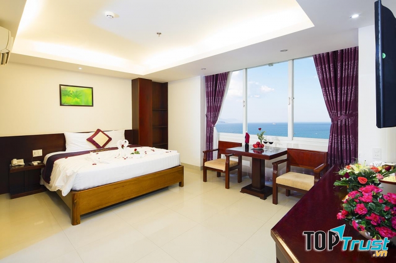 Phòng rộng rãi, nhìn thẳng ra biển