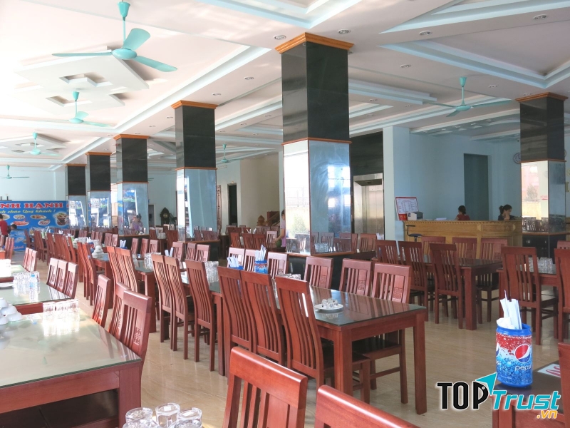 Phòng ăn mát lạnh cho du khách sự thoải mái nhất để tận hưởng trọn vẹn vị tươi ngon của các món đặc sản vùng đất biển.