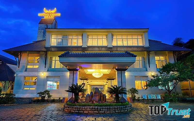 Khách sạn Mường Thanh Đà Lạt tọa lạc bên hồ Xuân Hương với không gian yên tĩnh và tầm nhìn lãng mạn