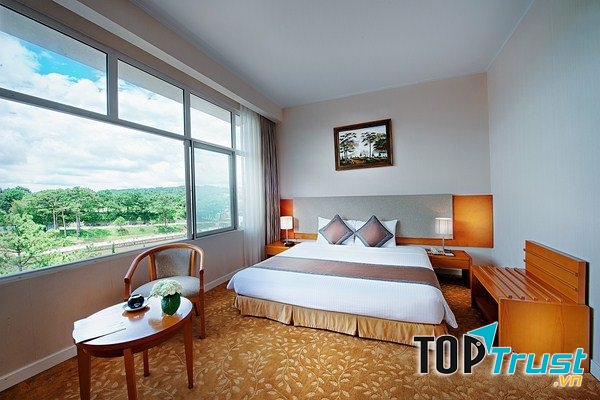 Khách sạn 4 sao này có lối kiên trúc độc đáo, pha trộn giữa cổ điển và hiện đại