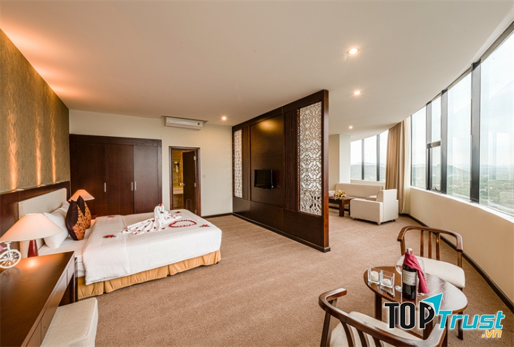 Cũng chính vì sự xa hoa cao cấp bậc nhất này mà giá phòng ở đây tương đối cao, dao động từ mức 600.000 cho đến hơn 9.000.000 VNĐ.