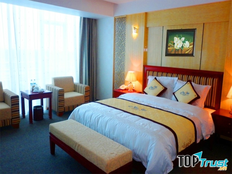 Phòng khách sạn được thiết kế theo lối kiến trúc hiện đại, nhưng đơn giản, không nhiều chi tiết thừa thãi, mang đến cảm giác sang trọng, thoải mái.