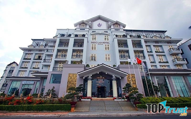 Khách sạn Ngọc Lan Đà Lạt toạ lạc ngay trung tâm thành phố với tầm nhìn tuyệt đẹp ra hồ Xuân Hương