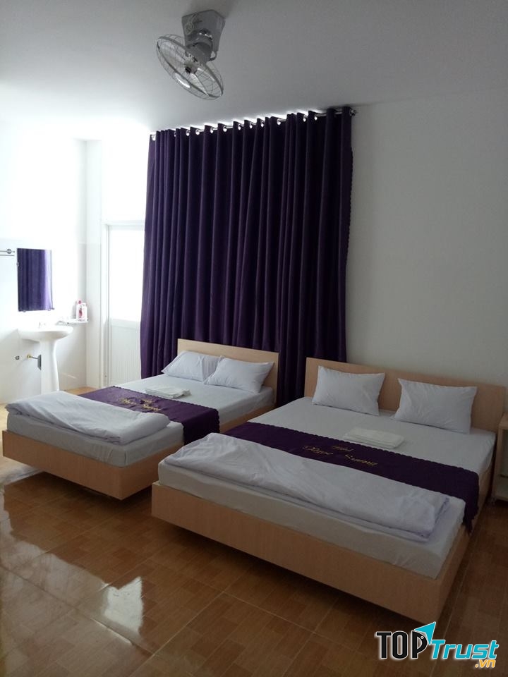 Phòng ốc của khách sạn trang trí hết sức nhẹ nhàng, đơn giản nhưng có không gian thoáng mát, sạch sẽ cùng với đó là sự tiện nghi đến từ các vật dụng hiện đại được lắp đặt đầy đủ.