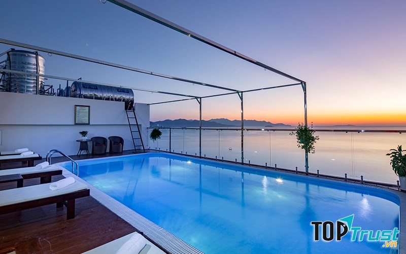 Bể bơi khách sạn