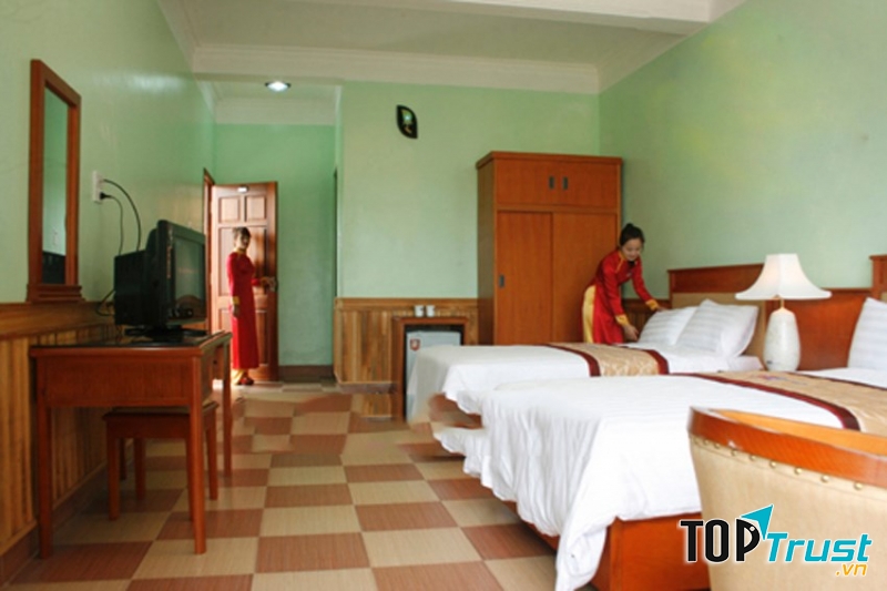 Khách sạn Phương Linh cũng là một trong số ít các khách sạn có tầm nhìn đẹp hướng ra biển cho du khách được chiêm ngưỡng cảnh biển đẹp lung linh vào sáng sớm hay hoàng hôn.