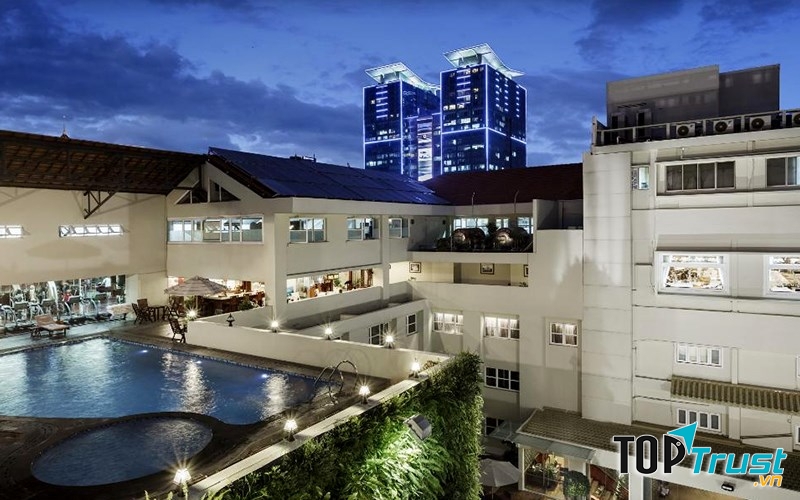 Hồ bơi ngoài trời tại Rex Sài Gòn Hotel