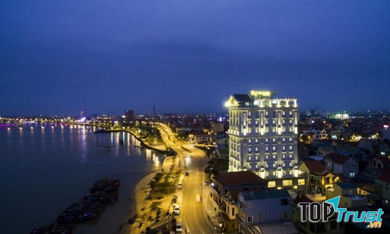 Khách sạn Riverside được xây dựng theo phong cách kiến trúc Pháp sang trọng