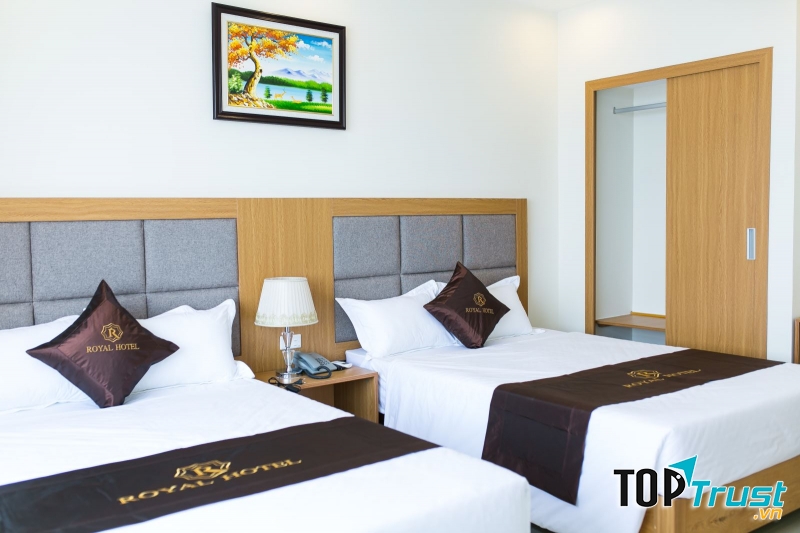 Khách sạn gồm 130 phòng, mỗi phòng rộng khoảng 30m2 vuông với nội thất thiết kế theo phong cách hoàng gia sang trọng, cao quý.