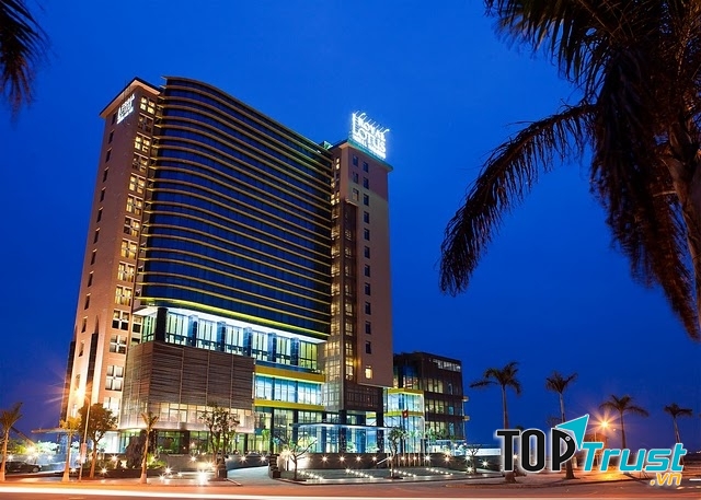 Royal Lotus Hotel Ha Long về đêm