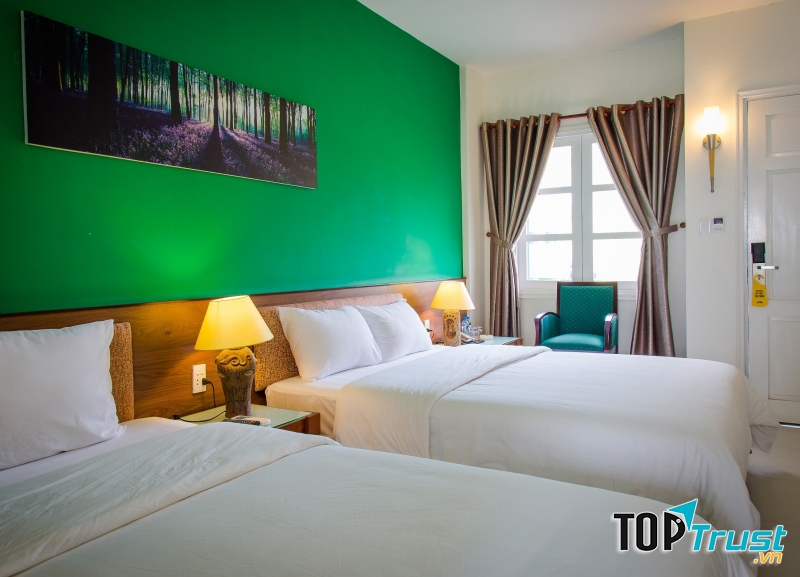 Khách sạn gồm có 95 phòng nghỉ đều được trang bị đầy đủ các thiết bị