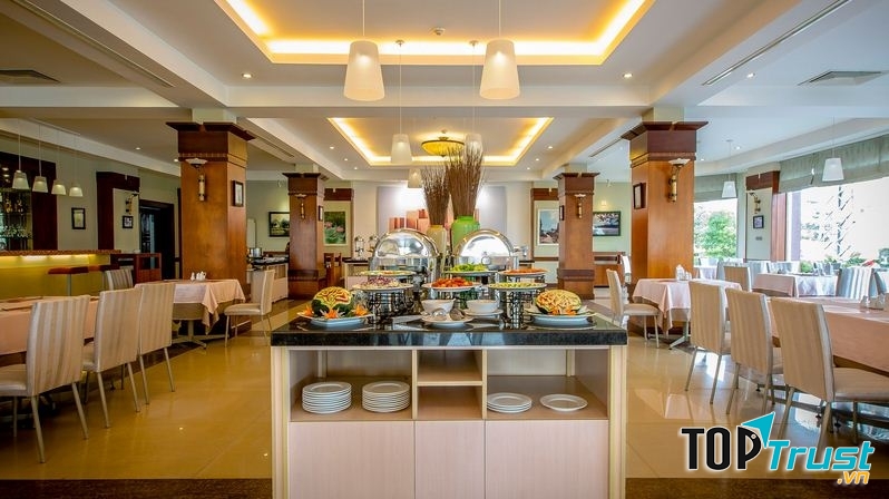 Phòng ăn tại khách sạn Sài Gòn Quảng Bình