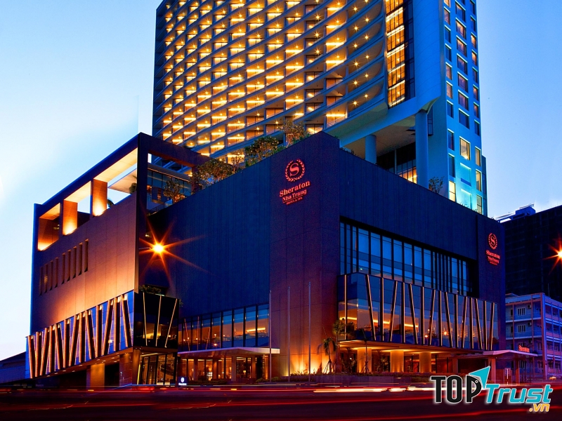 Khách sạn Sheraton Nha Trang tọa lạc sừng sững trên đường Trần Phú