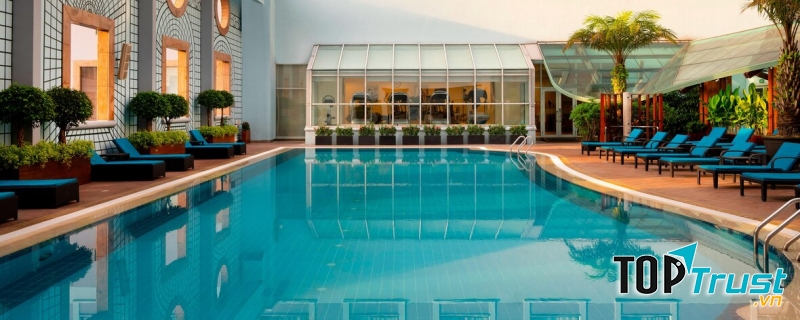 Phòng tập thể hình có hướng nhìn ra hồ bơi ngoài trời