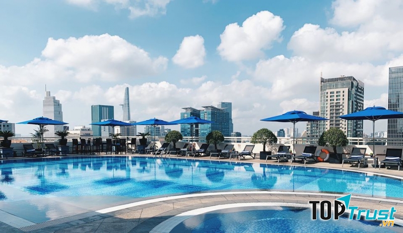 Còn gì tuyệt vời hơn khi hòa mình vào hồ bơi tầng thượng trong xanh và nhâm nhi ly cocktail mát lạnh