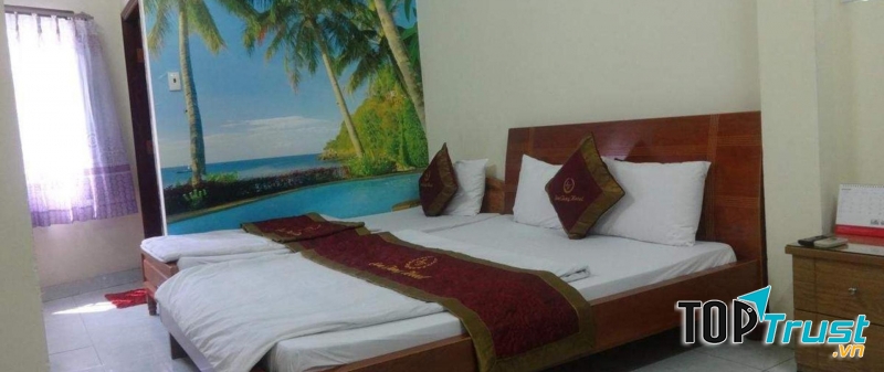 Khách sạn có 10 phòng rộng rãi được trang trí đơn giản, có sàn lát gạch.