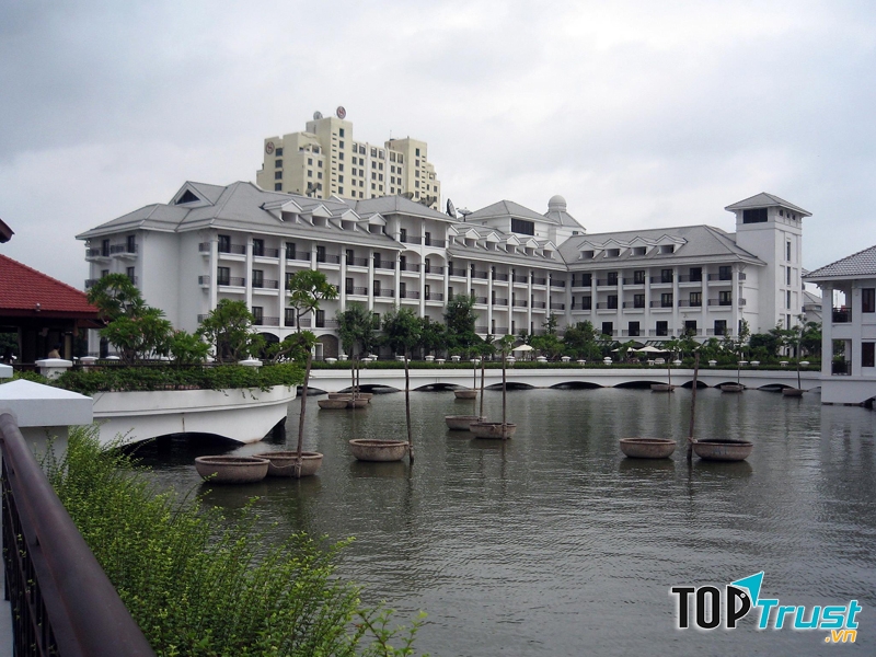 Khách sạn Sông La