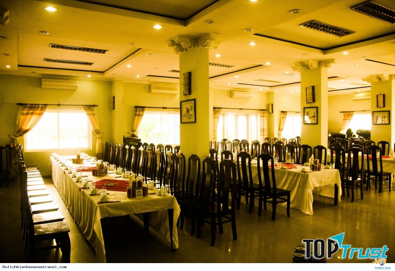 Là sự kết hợp hài hòa giữa vẻ đẹp sang trọng của những tòa tháp châu Âu lộng lẫy và nét Á Đông duyên dáng, khách sạn Sông La luôn đem đến cho khách hàng sự thoải mái, tiện nghi bậc nhất với những dịch vụ chất lượng hàng đầu.