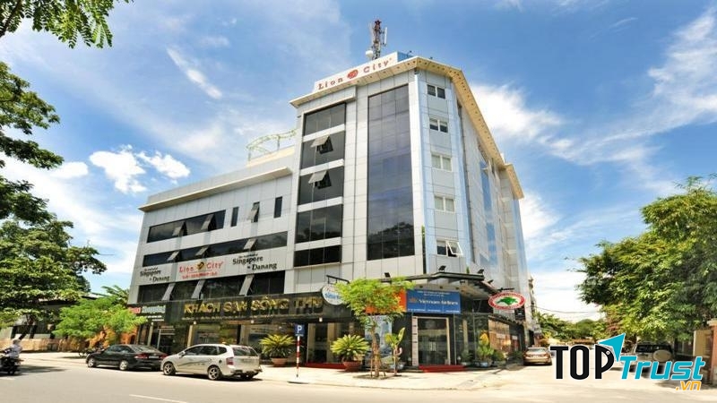 Khách sạn Sông Thu nhìn từ ngoài