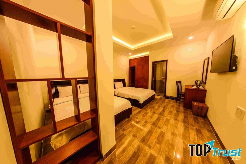Khách sạn có quy mô 5 tầng với 40 phòng nghỉ được lắp đặt các trang thiết bị đầy đủ luôn sẵn sàng đem đến cho du khách không gian nghỉ ngơi riêng tư, thoải mái.