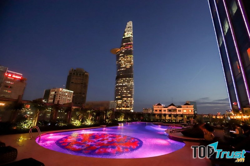 Hồ bơi như một màn trình diễn ánh sáng hài hòa với Sài Gòn về đêm, đẹp như một bức tranh thủy mặc