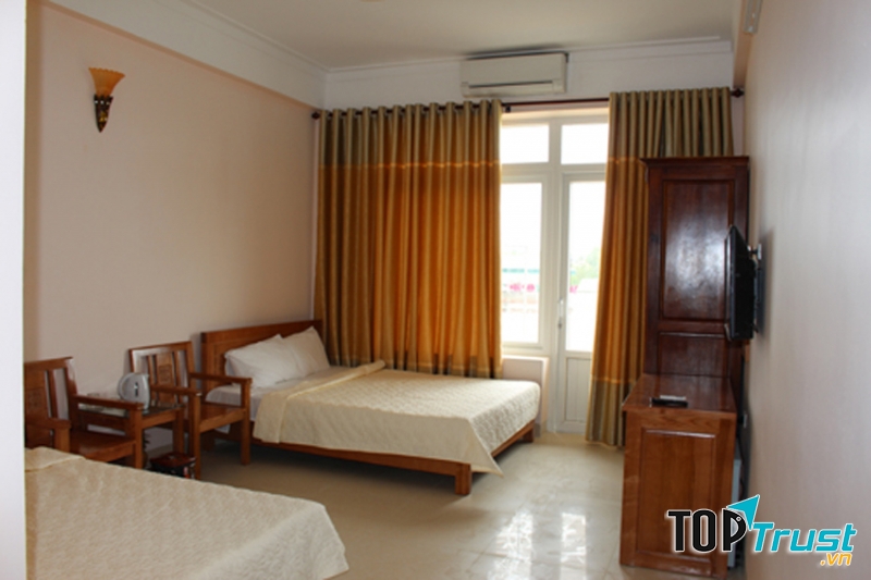 Một điều khiến khách du lịch thêm yêu thích khách sạn chính là ngoài những trang thiết vị như TV, tủ lạnh, điều hòa, wifi được cung cấp đầy đủ thì các du khách ở đây còn được trải nghiệm phòng xông hơi hay tắm bể nước nóng.