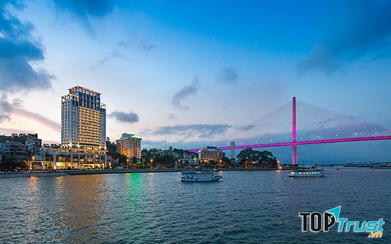 Wyndham Legend Halong nhìn ra Cầu Bãi Cháy