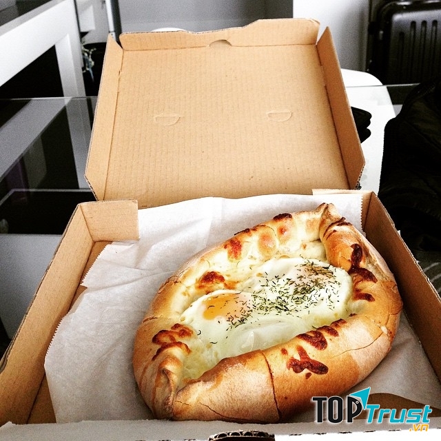 Khachpuri được làm giống như một chiếc thuyền sâu lòng vậy.