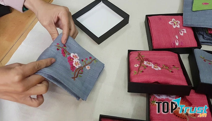 Không tặng khăn tay vào dịp tết.