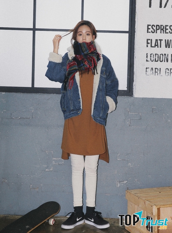 Váy len cùng skinny, khoác thêm một chiếc áo denim lót lông ấm áp và quàng khăn dạ oversized.