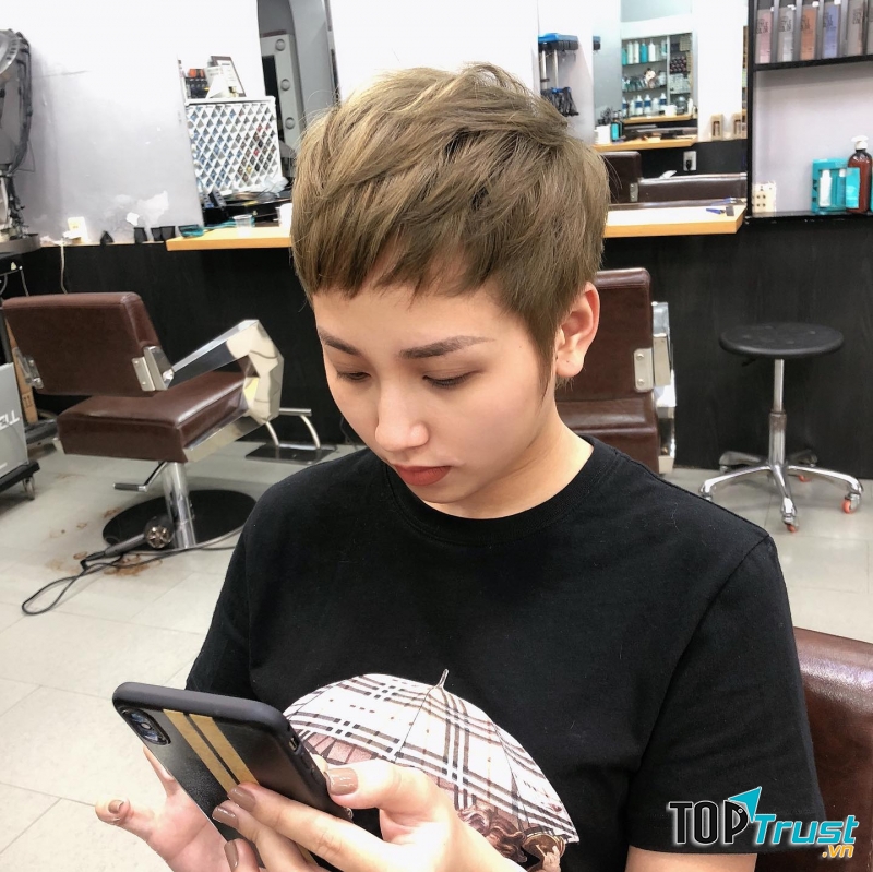 Tóc ngắn nhuộm màu ấn tượng