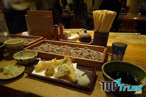 Khăng khăng trả tiền khi được mời đi ăn tối