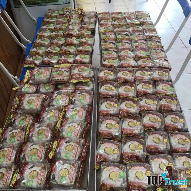 Bánh được làm từ những nguyên liệu đảm bảo, an toàn cho người sử dụng, không dùng chất bảo quản cũng như chất gây hại