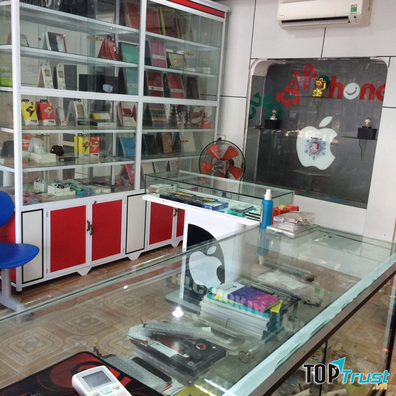 Khánh Thanh ép kính điện thoại