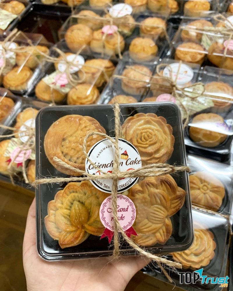 Trường hơp đánh bánh đi biếu bạn nên chọn bánh có hộp sẽ sang trọng và lịch sự hơn.